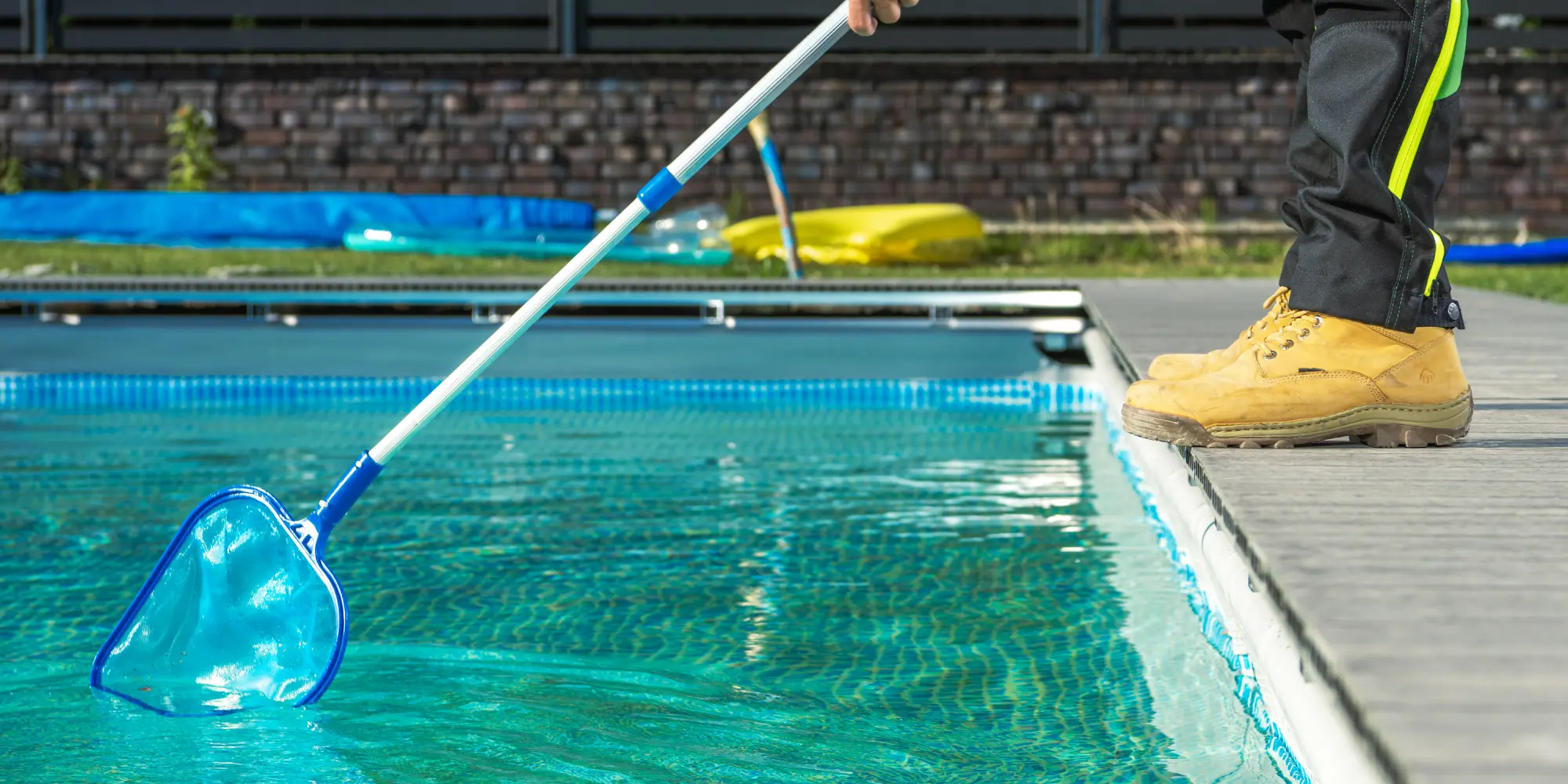 ניקוי וחיטוי בריכות